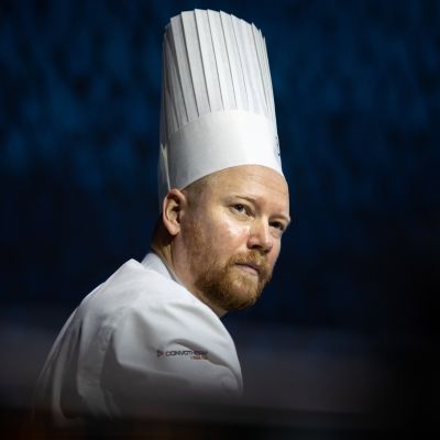 Suomea Bocuse d'Or -kisassa edustava Mikko Kaukonen on helsinkiläinen keittiömestari, joka on työskennellyt muun muassa Michelin-ravintola Olossa. Hänet valittiin viime vuonna Vuoden kokiksi.