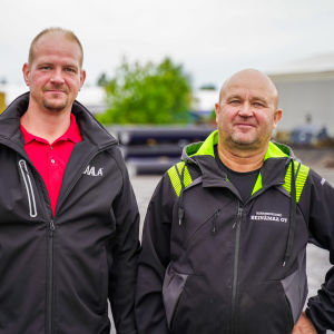 Två män står bredvid varandra. De heter Tony Lindholm och Seppo Heinämaa.