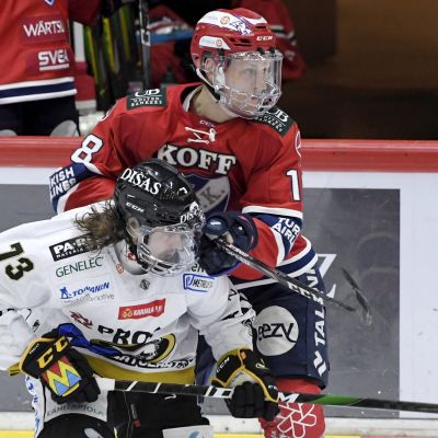 Kärppien Libor Sulak (vas.) ja HIFK:n Teemu Tallberg