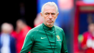 Australiens tränare Bert van Marwijk under ett träningspass. Australiens tränare Bert van Marwijk under ett träningspass.