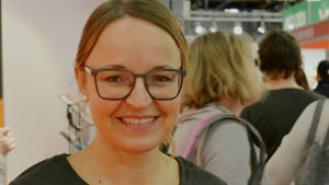 Folkhälsans sömnexpert Mikaela Wiik uppmanar oss att skippa skärmar och lampor före läggdags. Mikaela Wiik