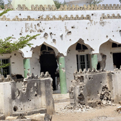 Boko Harams tidigare bas i en förstörd moské i nordöstra Nigeria