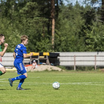 Juniorit pelaamassa jalkapalloa.