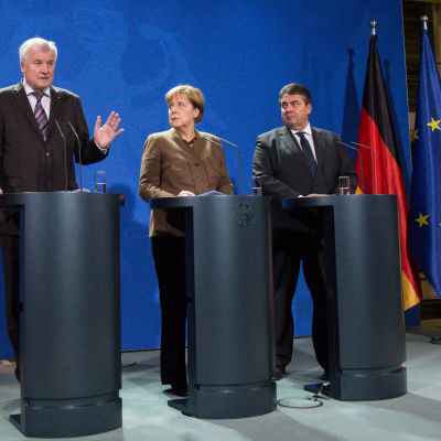 CSU-ledaren och premiärministern i Bayern Horst Seehofer, CDU-ledaren förbundskansler Angela Merkel och SPD-ledaren ekonomiminister Sigmar Gabriel uttalar sig inför ett möte den 5 november 2015 om tysk flyktingpolitik.