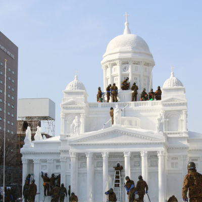 Lumesta veistetty Helsingin tuomiokirkko Sapporossa