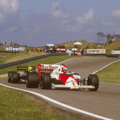 Niki Lauda håller undan för Ayrton Senna på Zandvoort 1985.