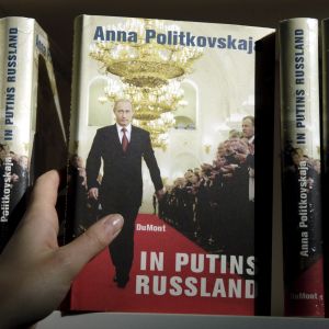 En tysk version av Anna Politkovskajas bok om Putins Ryssland Anna Politkovskajas bok om Putins Ryssland