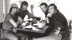 Jotaarkka Pennanen (edessä oik.) ja kollegat Yleisradion televisioteatterin ajoilta 1970-luvulla. Vasemmalla edessä Kari Franck vieressään Veli-Matti Saikkonen, takana oikealla Reima Kekäläinen. Jotaarkka Pennanen työkavereineen.