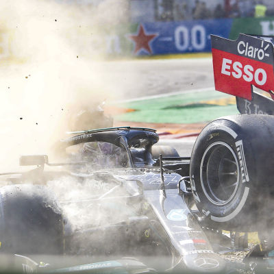 Max Verstappenin auto jyrää Lewis Hamiltonin auton yli.  