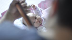 Ett fenomen man nu ser vid barnskyddet i Vasa är barn som föds i familjer med svåra drogproblem. Baby