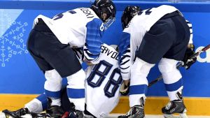 Ronja Savolainen från Finlands ishockeylandslag tacklades mot sargen och skadade sig.