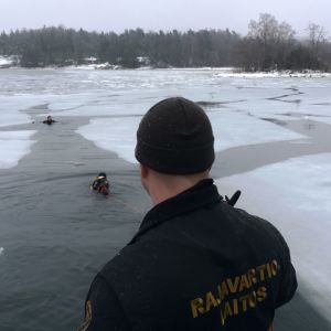Sjöbevakarna övar på vakräddning.