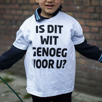 Barn med invandrarbakgrund demonstrerade i en förort i Amsterdam den 22 maj 2015 för att få fler vita klasskamrater.