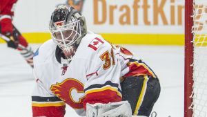 Karri Rämö har många NHL-säsonger i bagaget. Karri Rämö räddar ett skott i Calgarys tröja.