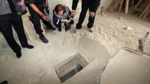 En av Guzmáns rymningar skedde via en 1,6 kilometer lång tunnel som hans medarbetare grävde från fängelseområdets utsida in under hans cell. Myndigheterna granskar en tunnel som den fängslade knarkbaronen Joaquín "El Chapo" Guzmán grävde för att rymma från fängelset.
