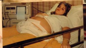 - Om man tar statistik från många år så ser det ut som om förlossningsskadorna skulle ha ökat i antal, men en stor del beror på att diagnostiken är noggrannare i dag. Det är ungefär 0,5-1,5 procent av förstföderskor som drabbas och omföderskor har betydligt mindre frekvens, säger Marika Smeds. En höggravid kvinna ligger i en sjukhussäng.