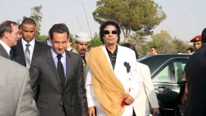Frankrikes president Nikolas Sarkozy träffade Libyens diktator Muammar Ghaddafi sommaren år 2007, drygt en månad efter sitt tillträde som president Frankrikes president Nikolas Sarkozy träffade Libyens diktator Muammar Ghaddafi sommaren år 2007, drygt en månad efter sitt tillträde som president