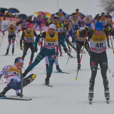 Tuttu näky: miesten 15 kilometrin massalähdössä loppusuoralla on tunkua.