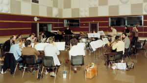 Kuva 1.10.1979. M1 otettiin käyttöön vuonna 1979 ja UMO (Uuden musiikin orkesteri) on harjoittelemassa Kari Kompan musiikkia. Kapellimestarina Heikki Sarmanto. EBU:n jazzkonsertin harjoitukset.