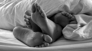 Enligt Satu Söderström blir många sexuellt utnyttjade i sitt eget hem, i sin egen säng, bara på grund av att man inte har satt några gränser för vad som känns bra och vad som inte känns bra. Fyra fötter i en säng.
