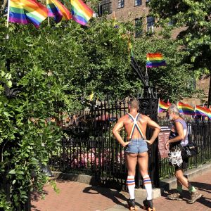 Vid ingången till parken som firar homosexuell frigörelse. Två män vid ingången till Christopher-parken där den homosexuea frigörelsen anses ha oganiserats för 50 år sedan.