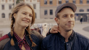 Lilla vän - du förstår väl att vi kommer att göra som jag säger? Marie lägger moderligt armen på Rasmus axel.