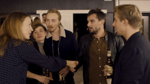 Regisserar sig själv. Christian Tafdrup (andra till höger) gör ett litet inhopp i filmen. Rasmus och Marie i en klunga med vänner på ett konstvernissage. På bilden syns även filmens regissör Charistian Tafdrup som gör en liten roll.