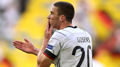 Robin Gosens kysser handen.