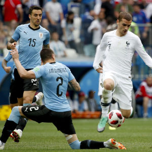 Uruguays försvar klarade inte av att stoppa Antoine Griezmann i VM-kvartsfinalen.