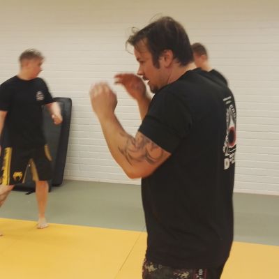 Krav Magan peruskurssilaiset harjoittelevat lyöntejä.