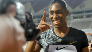 Fallet Caster Semenya behandlas just nu i Schweiz högsta domstol. Caster Semenya poserar glatt.