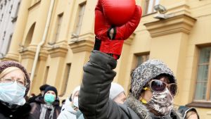 Kvinna med boxningshandske deltar i en demonstration mot polisvåld 23.11.2020 i Minsk Kvinna med boxningshandske deltar i en demonstration mot polisvåld 23.11.2020 i Minsk