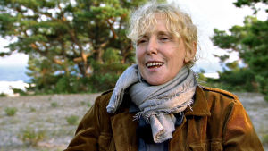 Ohjaaja Claire Denis vierailee Igmar Bergmanin Fårön-kodissa. Kuva dokumenttisarjasta Bergmanin videot.