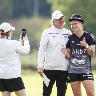 Tia Hälinen teki hattutempun JyPKia vastaan ja sai tästä palkinnoksi hatun päähänsä.