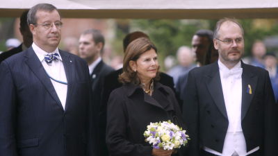 Drottning Silvia besöker Tartu universitet år 2007, flankerad av Estlands dåvarande president Toomas Hendrik Ilves och Tartu universitets rektor Alar Karis.