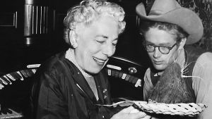 Edna Ferber ja James Dean Jättiläisen kuvauksissa. Jättiläinen-kirjan kirjoittanut Edna Ferber ja näyttelijä James Dean Jättiläinen-elokuvan kuvauspaikalla. Kuva dokumenttielokuvasta Jättiläisen lapset.