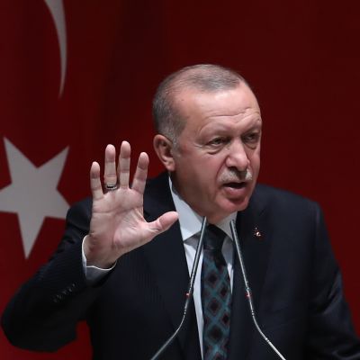  Recep Tayyip Erdoğan reser ena handen medan han talar. I bakgrunden Turkiets flagga. 