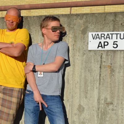 Tuohesta ja puusta tehdyt aurinkolasit