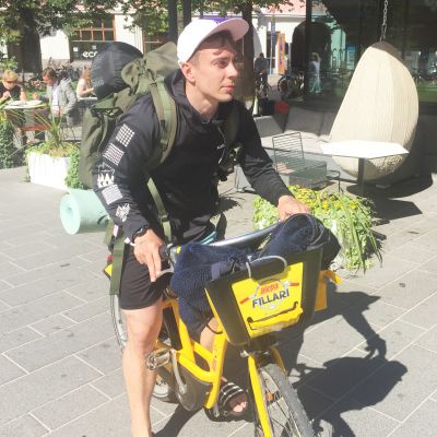 Xavier Hilden on pyörävaelluksellaan kerännyt roskia muun muassa Qstockin jälijltä Kuusisaaresta.