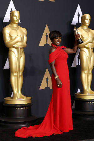 Viola Davisin kiinnostavasti leikatussa punaisessa luomuksessa oli laahus, jonka kanssa näyttelijä oli hankaluuksissa Oscaria hakiessaan. Viola Davis