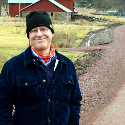 ESIN:s generalsekreterare Christian Pleijel poserar på en väg i Kökar.