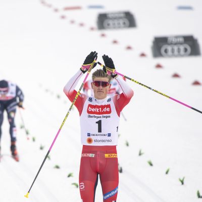Johannes Hösflot Kläbo tuulettaa sprinttivoittoa Oberstdorfissa tammikuussa 2020.