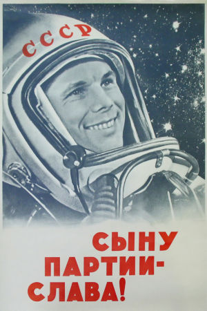 Gagarin hymyilee avaruuspuvussaan neuvostoliittolaisessa propagandakuvassa.