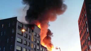 Branden spred sig på natten via en korridor. Jyväskylän Palokkaassa palaa kerrostalo.