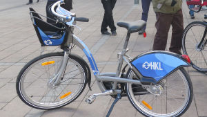 Den här cykelmodellen ska efter många byråkratiska turer äntligen tas i bruk i maj. Citycyklarna i Helsingfors kommer att levereras av Moventia & Smoove SAS. Färgen kommer inte att vara som på bilden.