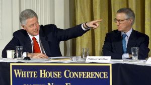 William D. Nordhaus vid en presskonferens år 2000 med dåvarande president Bill Clinton. William D. Nordhaus (till höger) under en presskonferens tillsammans med USA:s president Bill Clinton år 2000.