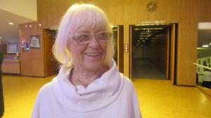 Birgitta Ulfsson har en lång skådespelarkarriär bakom sig. Skådespelaren Birgitta Ulfsson under en svenska dagen-fest