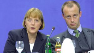 Angela Merkel och Friedrich Merz är bekanta sedan länge, men de drar inte alltid åt samma håll. Här är ett foto från år 2001. Angela Merkel och Friedrich Merz, fotograferade år 2001.