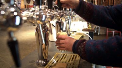 En bartender häller ett stop