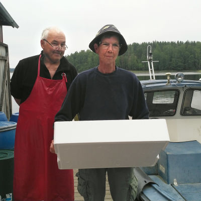 Bild av fiskarna Gösta och Carita Helenius i Bromarv. 